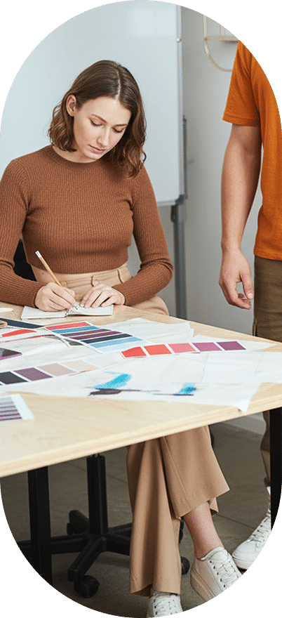 נערה מעצבת אופנה