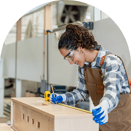 נערה בונה רהיט בנגריה