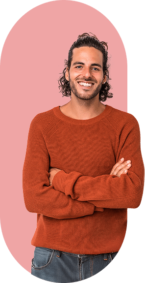 נער משלב ידיים